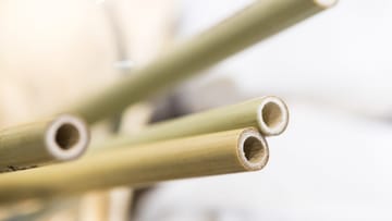Bambus-Strohhalme können Trinkhalme aus Plastik ersetzen.