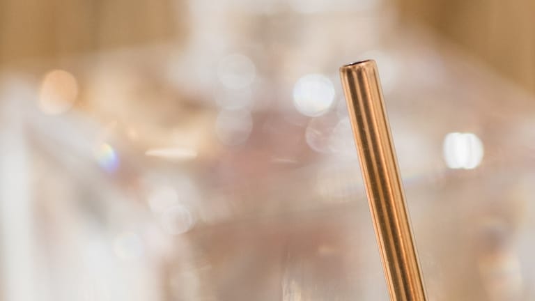 Längst findet man im Handel Alternativen zum Strohhalm aus Plastik - aus Glas, Holz oder Metall zum Beispiel.
