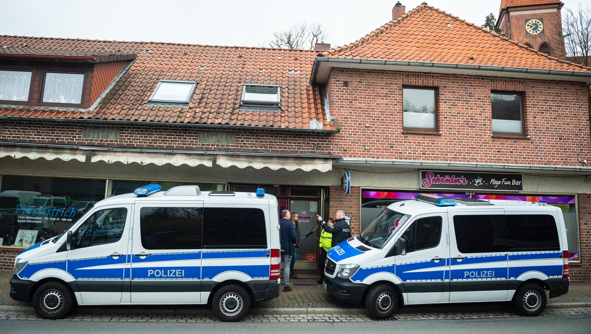 Polizisten in Wriedel bei der Durchsuchung: Auch in Schleswig-Holstein seien Beamte im Einsatz. Die Staatsanwaltschaft Lüneburg hatte die Razzia beantragt.