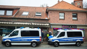 Polizisten in Wriedel bei der Durchsuchung: Auch in Schleswig-Holstein seien Beamte im Einsatz. Die Staatsanwaltschaft Lüneburg hatte die Razzia beantragt.