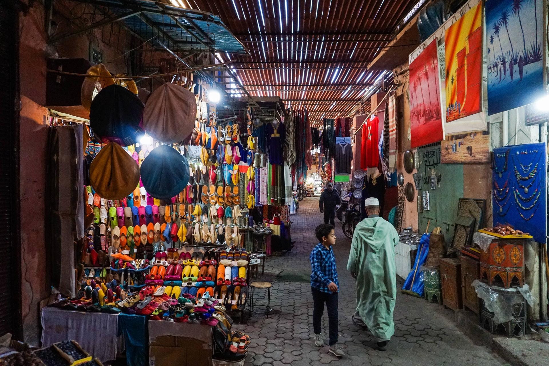 Platz 9: Marrakesch. Die langen Gassen und Hinterhöfe der Medina locken Reisende mit Handwerkskunst und farbenfrohen Textilien.