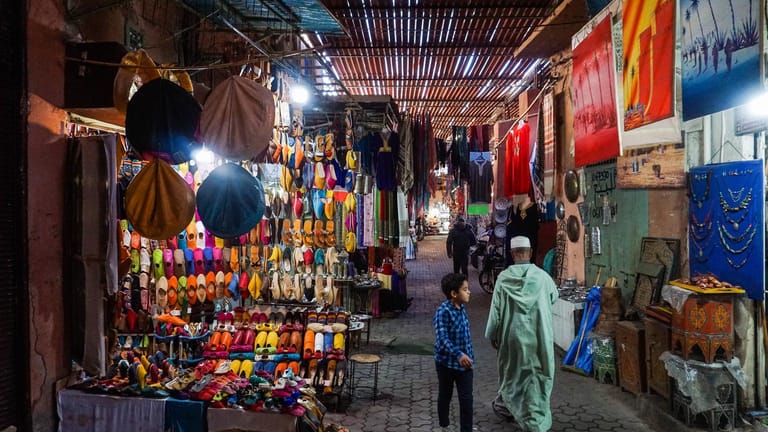 Platz 9: Marrakesch. Die langen Gassen und Hinterhöfe der Medina locken Reisende mit Handwerkskunst und farbenfrohen Textilien.