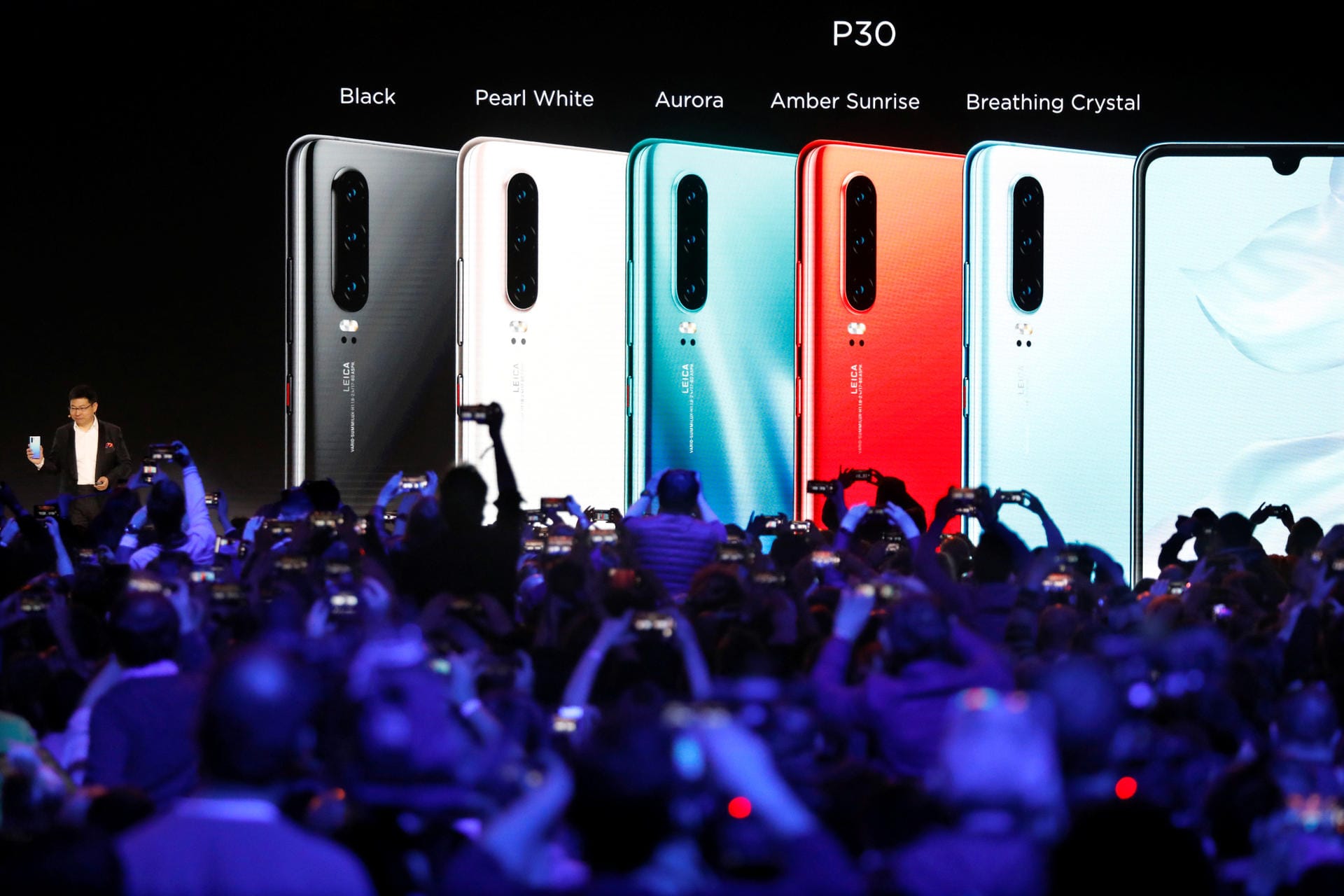 Richard Yu, CEO der Huawei Consumergruppe, zeigt das Huawei P30 and P30 Pro Smartphone in Paris. Sie kommen in drei Farben, sowie Schwarz und Weiß.