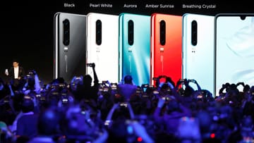 Richard Yu, CEO der Huawei Consumergruppe, zeigt das Huawei P30 and P30 Pro Smartphone in Paris. Sie kommen in drei Farben, sowie Schwarz und Weiß.
