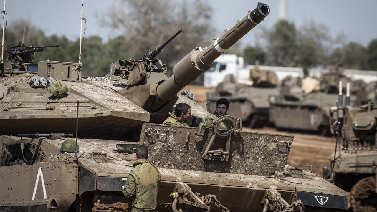 Israelische Soldaten bringen sich mit Panzern in der Nähe des Gazastreifens in Stellung.