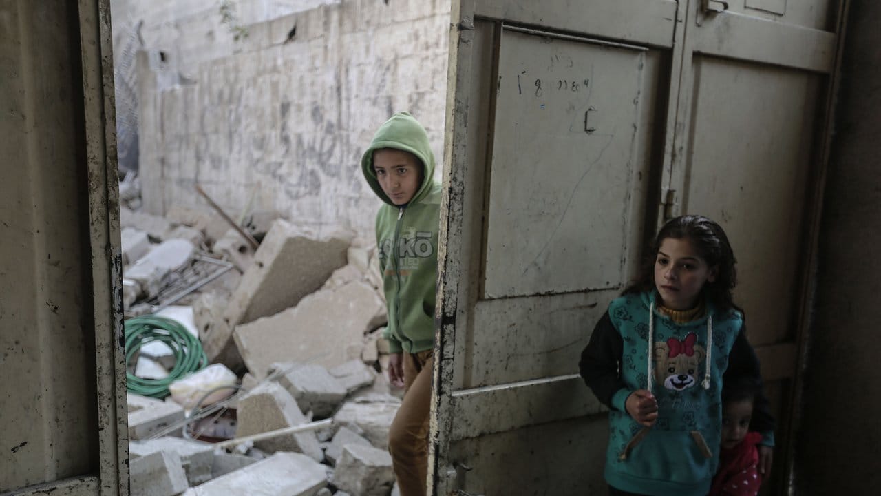Kinder inspizieren ein zerstörtes Gebäude nach einem israelischen Luftangriff auf Gaza-Stadt.