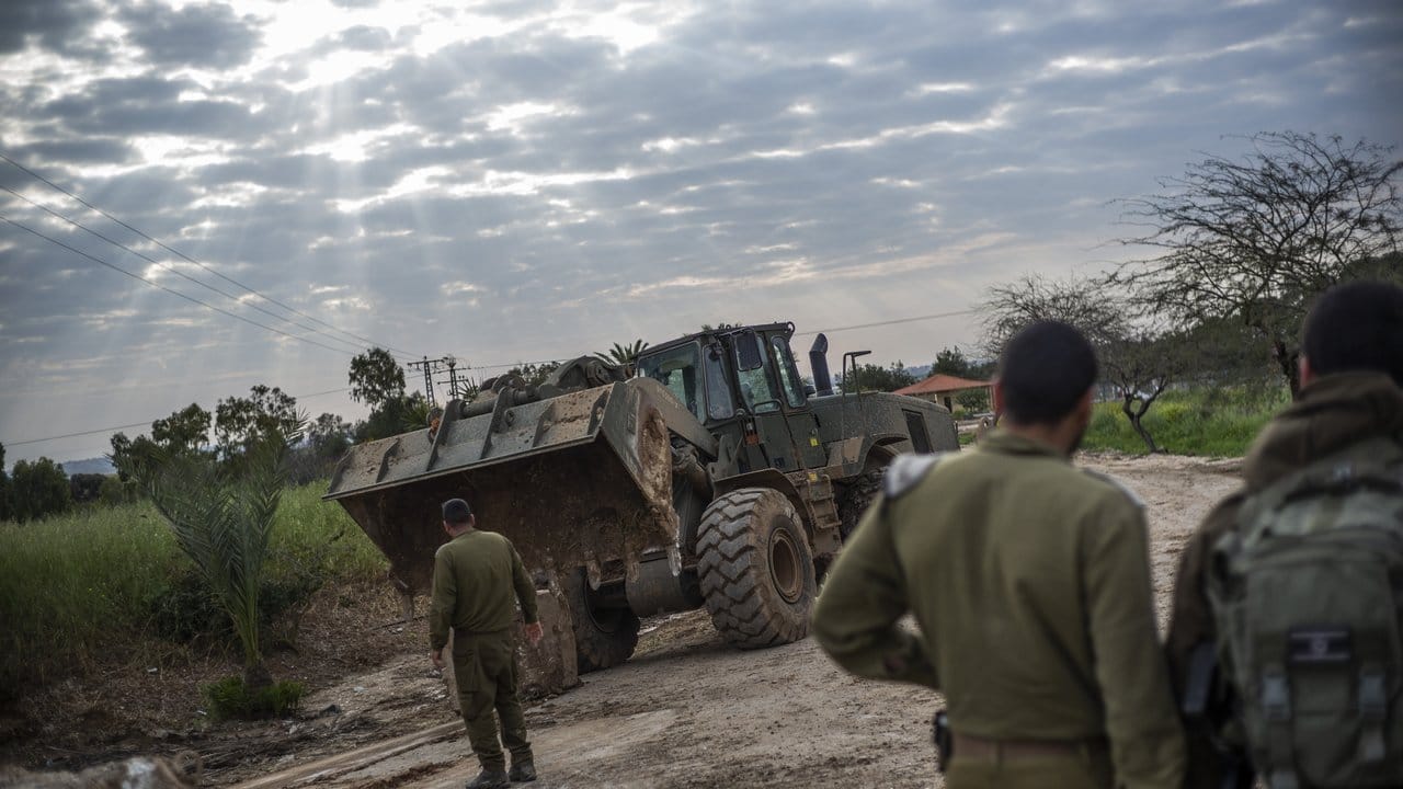 Israelische Soldaten beobachten die Aufräumarbeiten mit einem Bulldozer nach Raketenangriffen aus den Palästinensischen Autonomiegebieten.