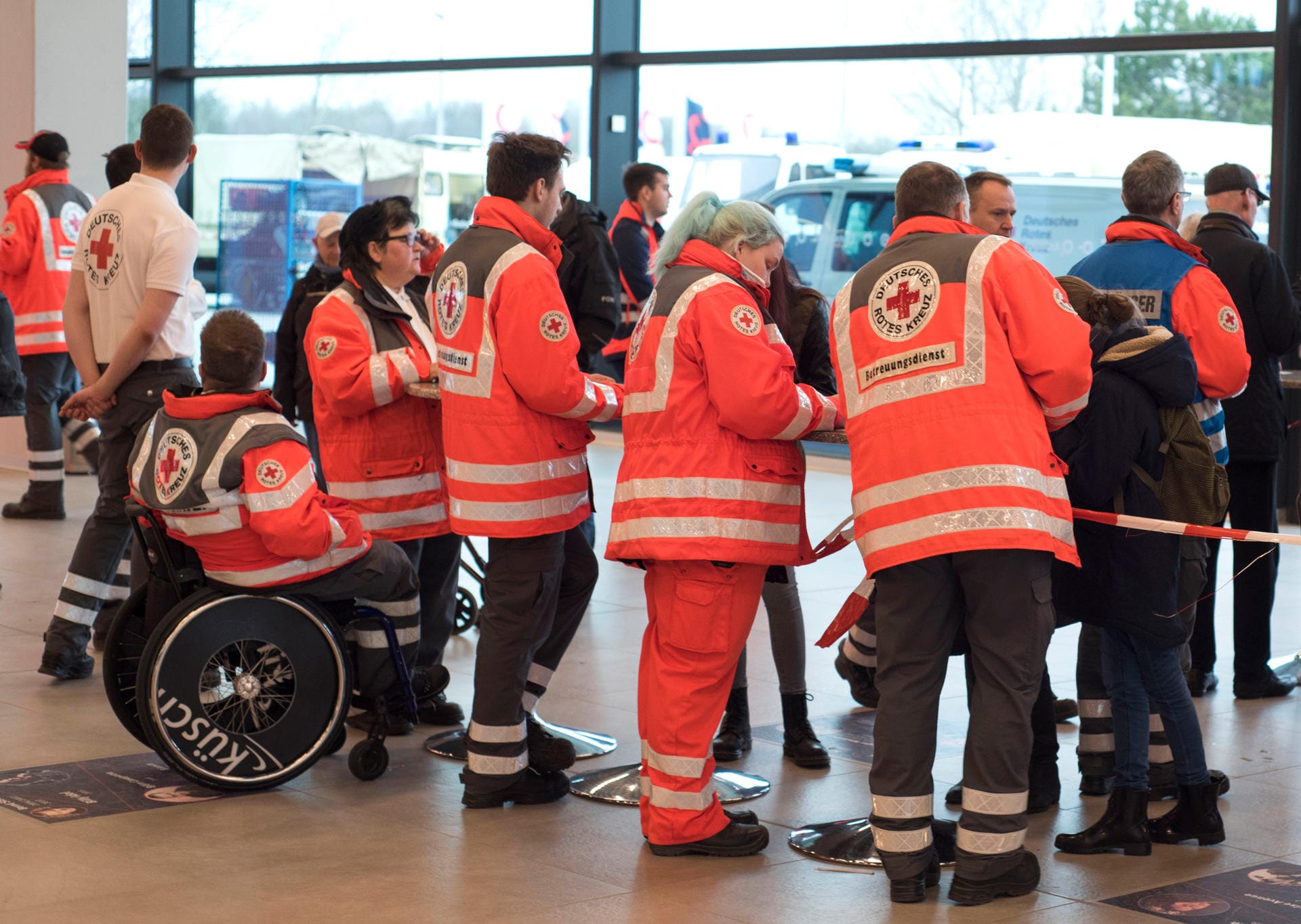 Das Rote Kreuz betreute Gestrandete in der Stadthalle Rostock.