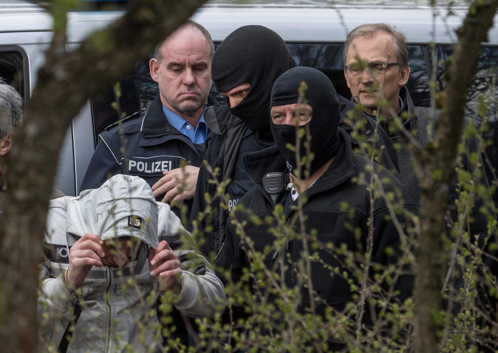 Angeklagter Ali B. am Tatort: Der Beschuldigte hat den Mord an der 14-jährigen Susanna zugegeben. Den Vorwurf der Vergewaltigung streitet er ab.