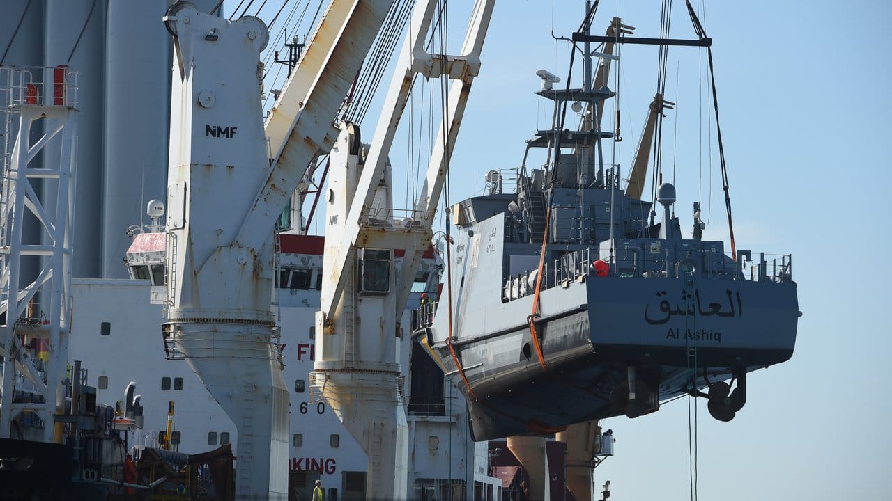 Ein Küstenschutzboot für Saudi-Arabien wird im Hafen Mukran auf ein Transportschiff verladen (Archivbild).