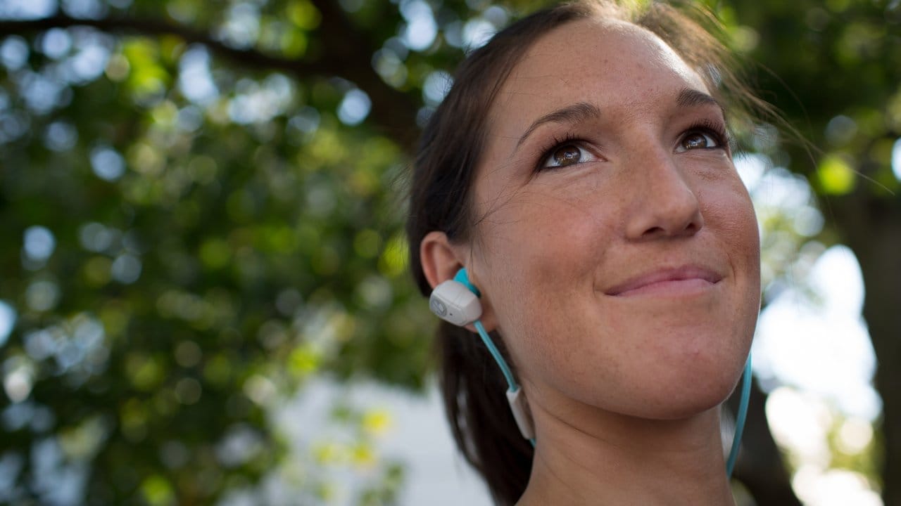 Wer regelmäßig Sport treibt, ist mit Wireless-Ohrhörern mit Kabel im Nacken stressfrei unterwegs.