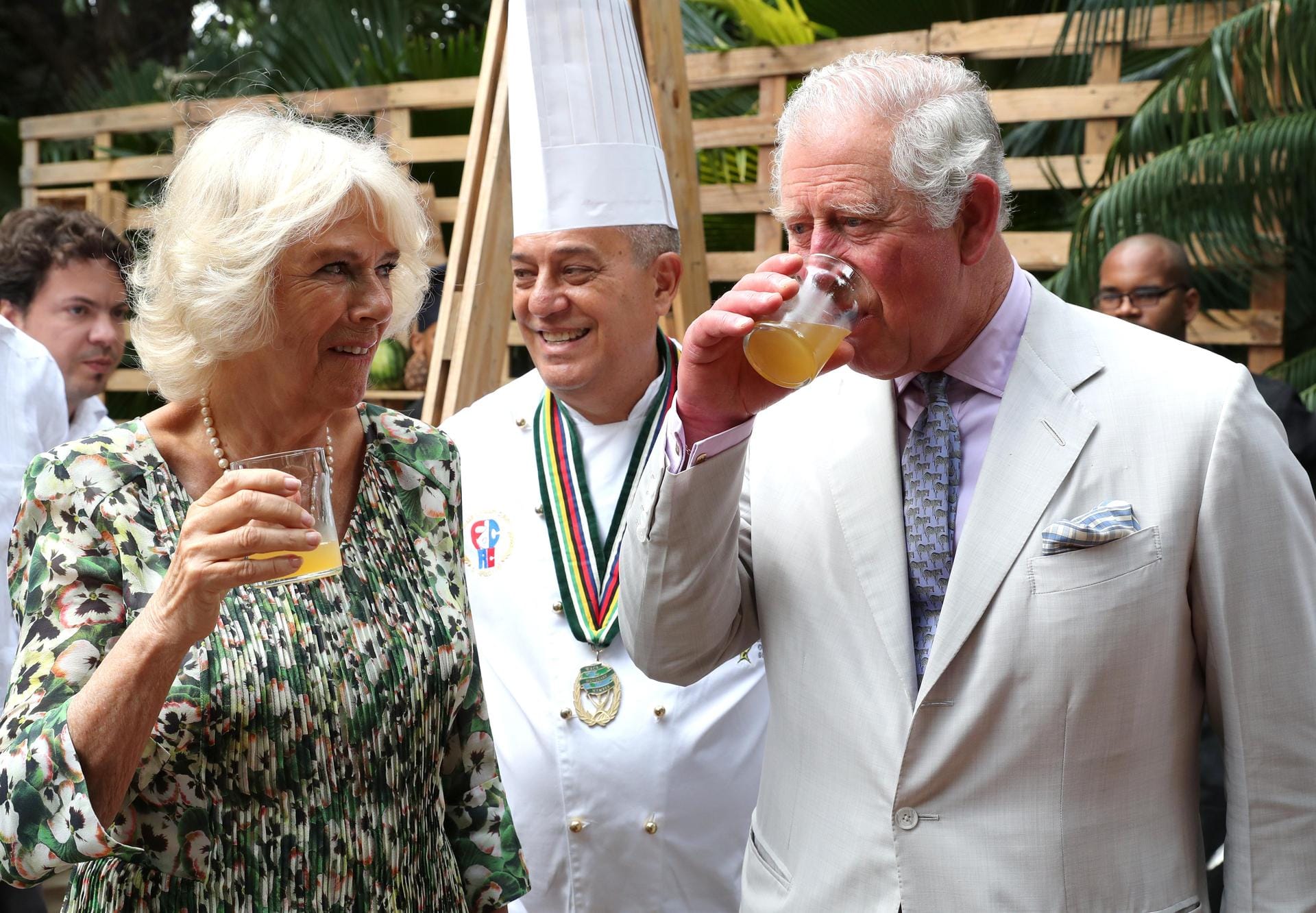 Camilla und Charles: Die beiden gönnen sich zum Abschluss noch einen Drink.