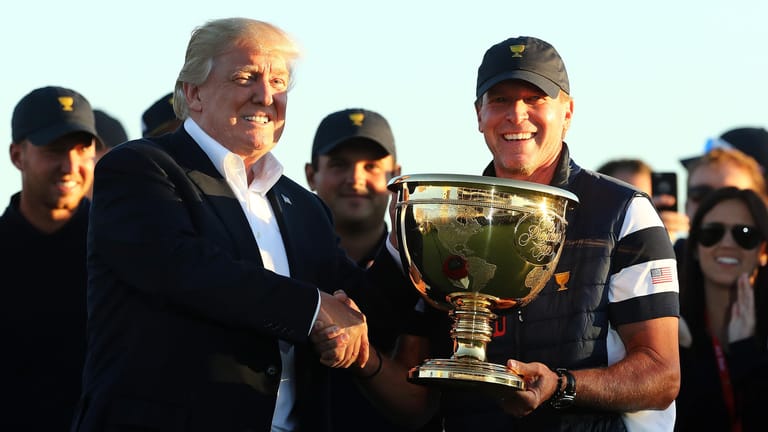 Donald Trump bei einer Verleihung: Im Dezember kam heraus, dass im Trump-Golfklub in New Jersey jahrelang illegale Einwanderer mittels falscher Ausweispapiere eingestellt wurden.
