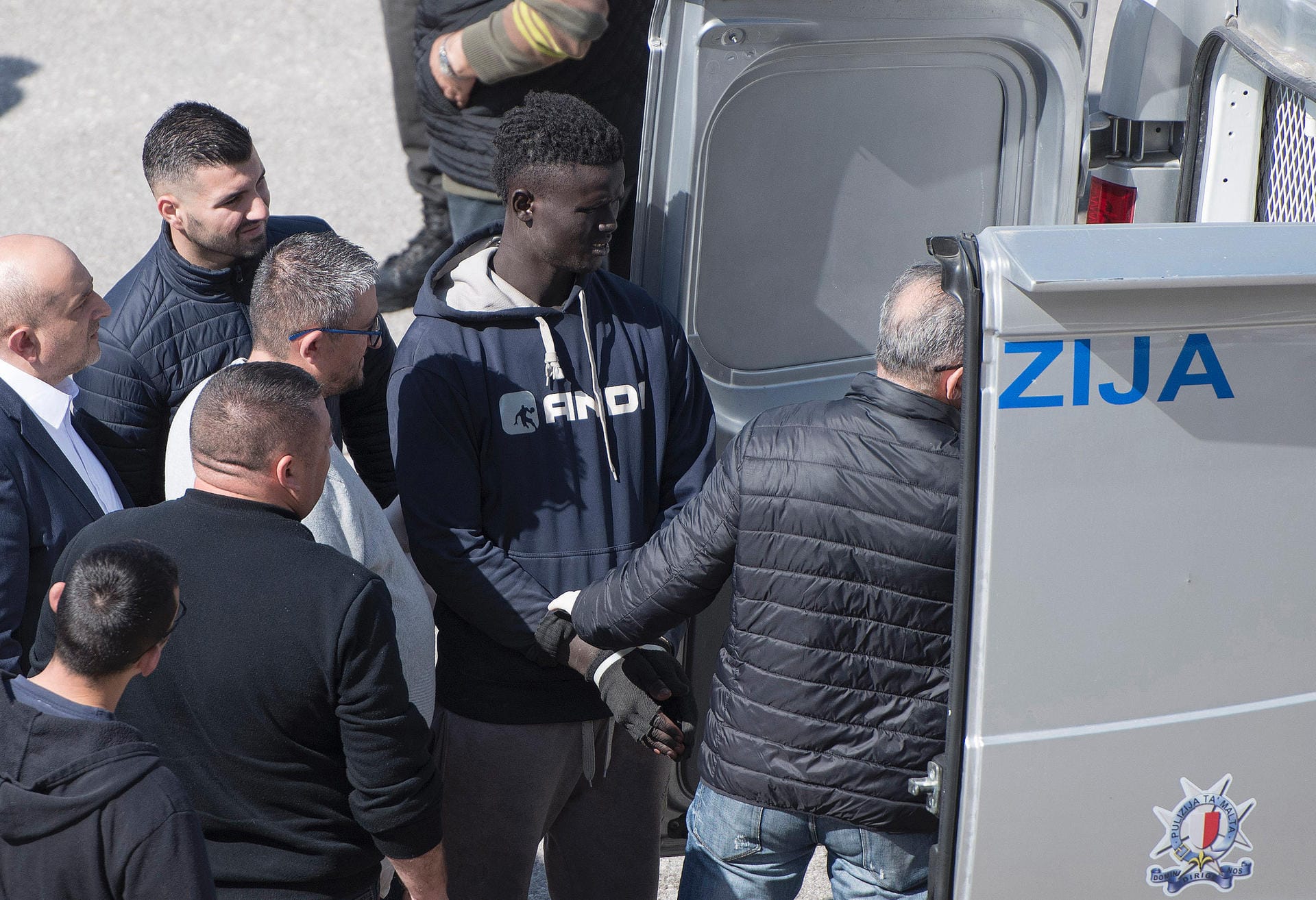 Rebellion auf der El Hiblu: Die Polizei in Malta nahm fünf Passagiere fest.