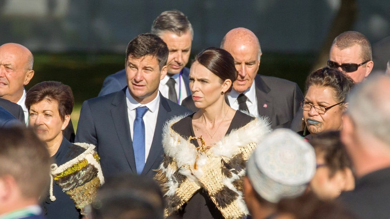 Premierministerin Jacinda Ardern kommt mit ihrem Partner Clarke Gayford zur nationalen Trauerfeier in Christchurch.