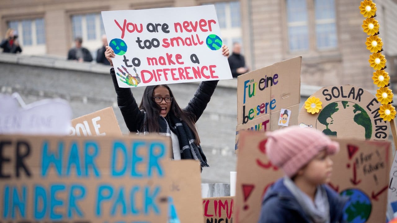 "You are never to small to make a difference", steht auf dem Schild dieser Demonstrantin in Berlin.