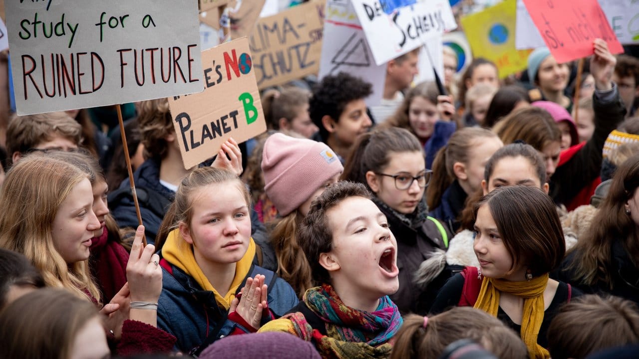 Seit Monaten demonstrieren auch in Deutschland Jugendliche immer freitags für mehr Klimaschutz - so wie hier in Berlin.