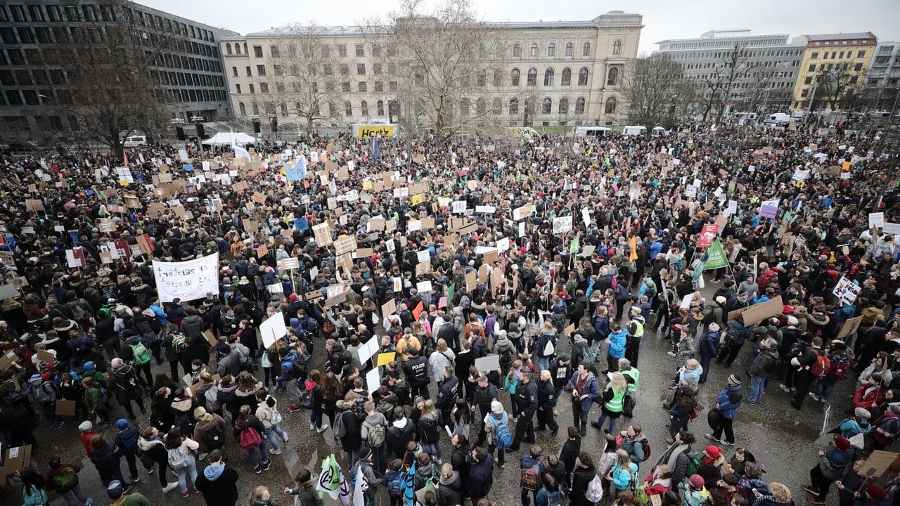Tausende Teilnehmer der Demonstration "Fridays for Future" im Berliner Invalidenpark.