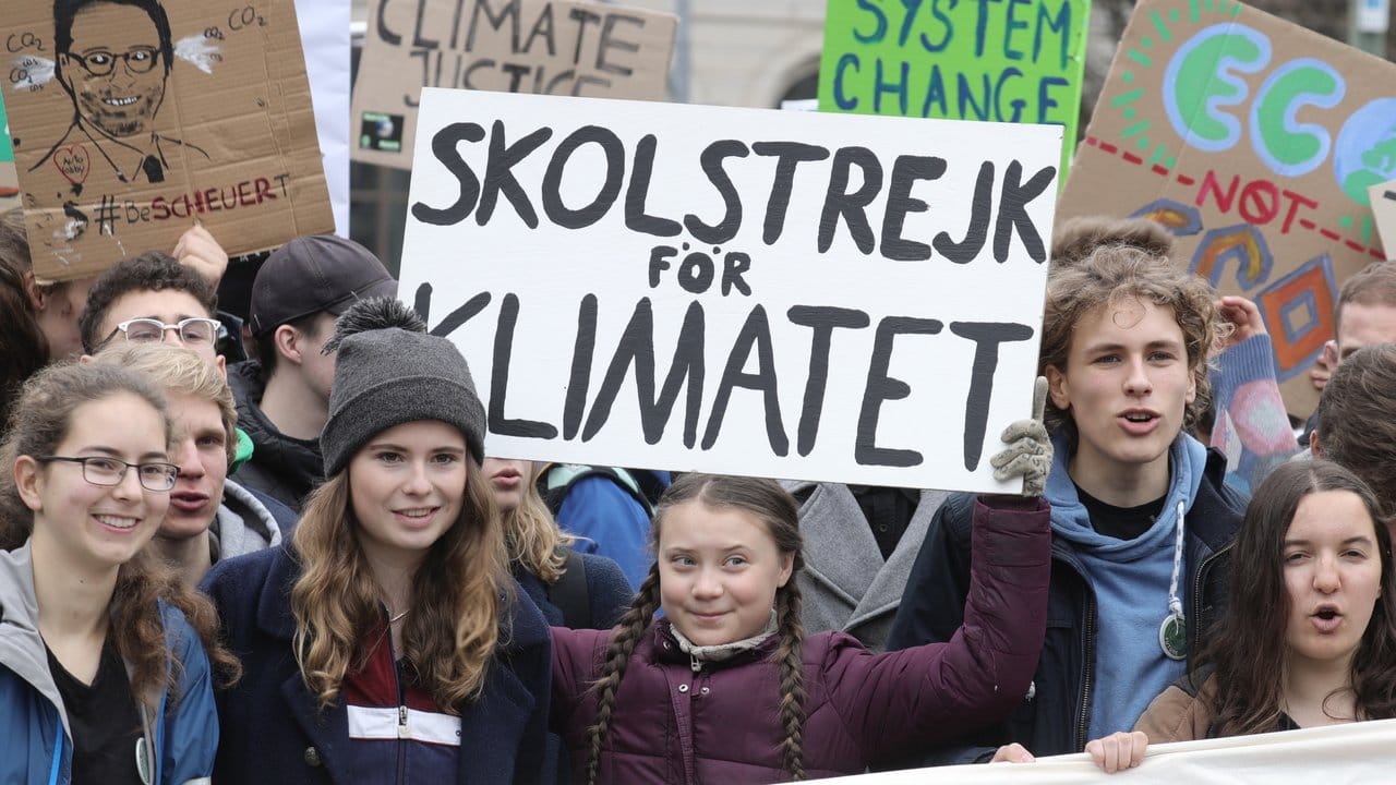 Greta Thunberg (M) ist der Weltstar der Klimabewegung.