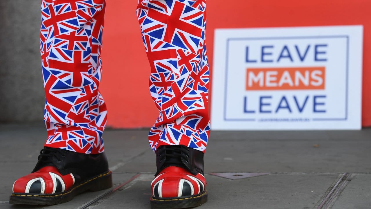 Ein Brexit-Anhänger demonstriert vor dem Parlament in Westminster.