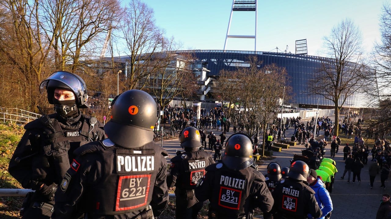Polizeikräfte im Einsatz bei einem Fußballspiel im Bremer Weserstadion.