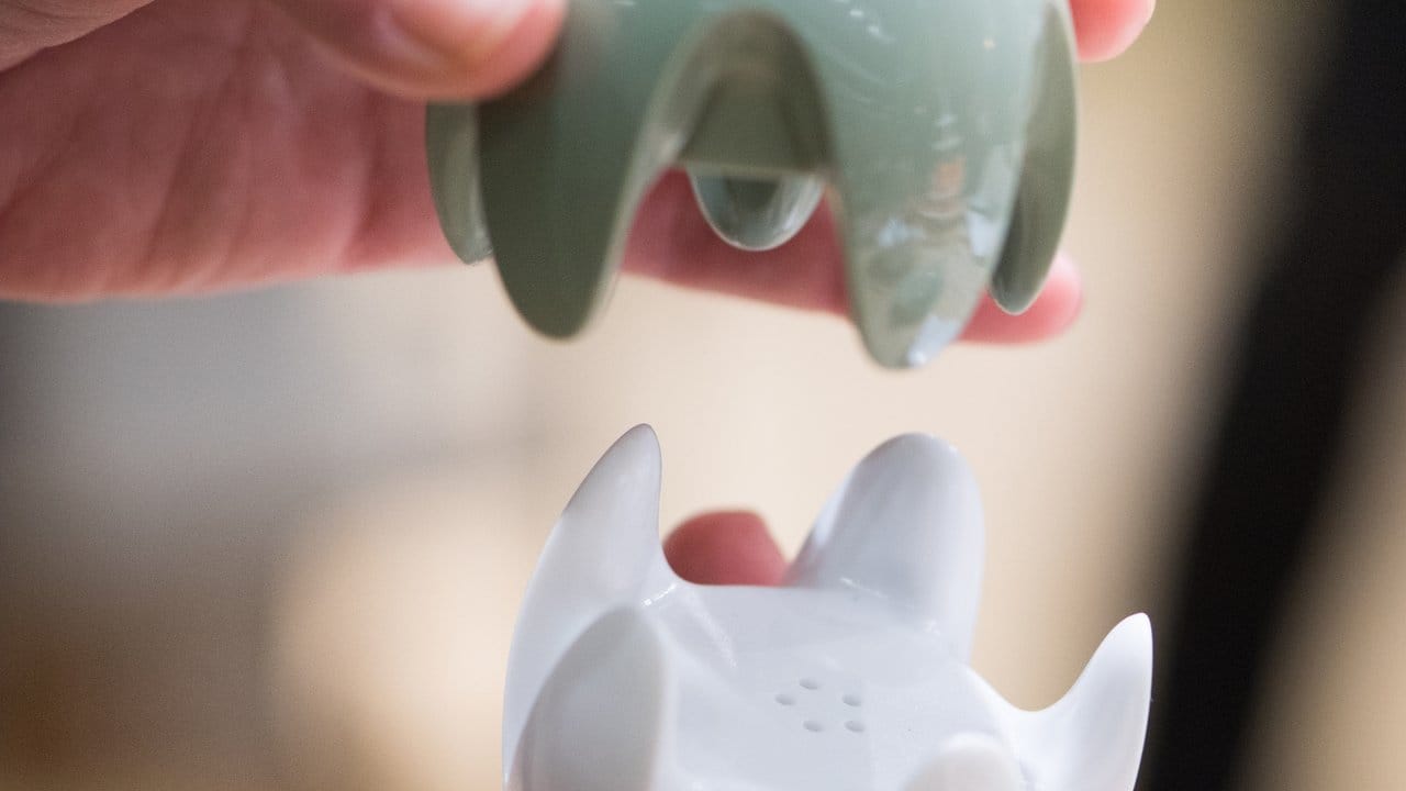 Das Kunststoff-Oval namens EIEI von Koziol besteht aus zwei Teilen. Das Kunststoff-Oval namens EIEI von Koziol besteht aus zwei Teilen.