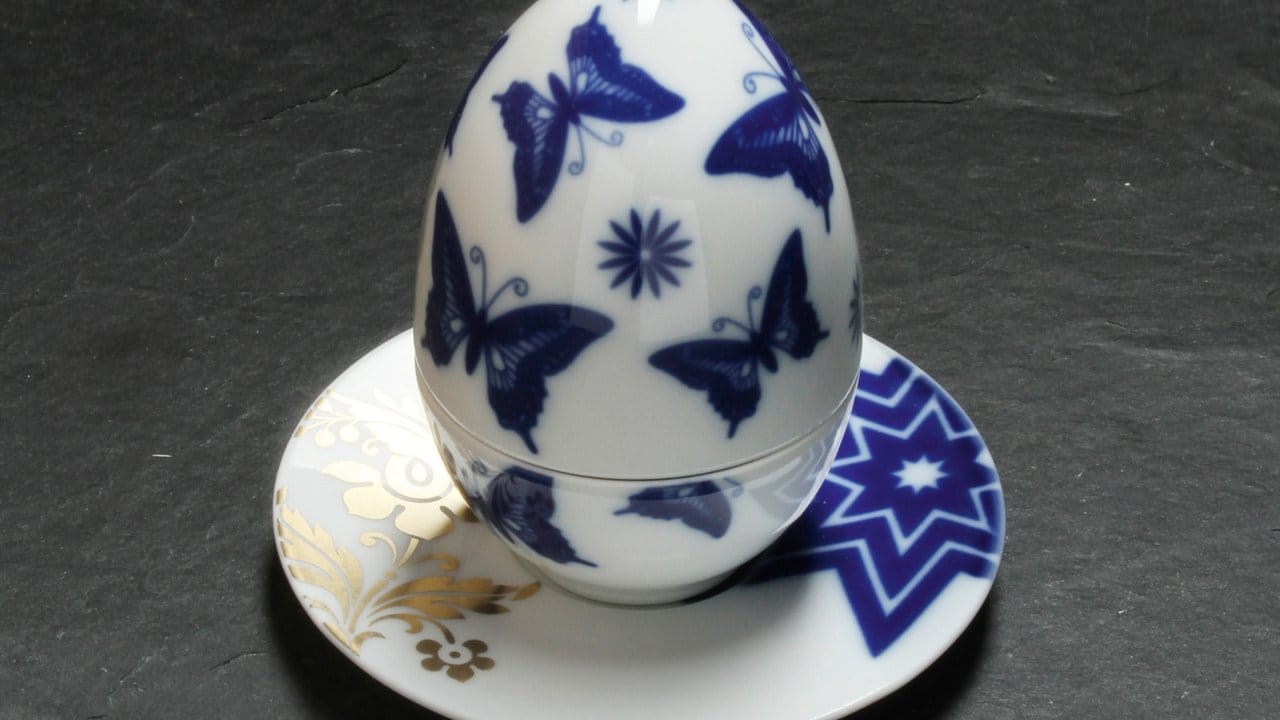 In dem Porzellanei namens Matroschischka der Marke Sieger by Fürstenberg befindet sich ein Frühlstücksei. In dem Porzellanei namens Matroschischka der Marke Sieger by Fürstenberg befindet sich ein Frühlstücksei.