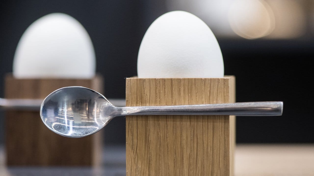 Der Eierbecher von Clap Design aus Holz ist magnetisch.