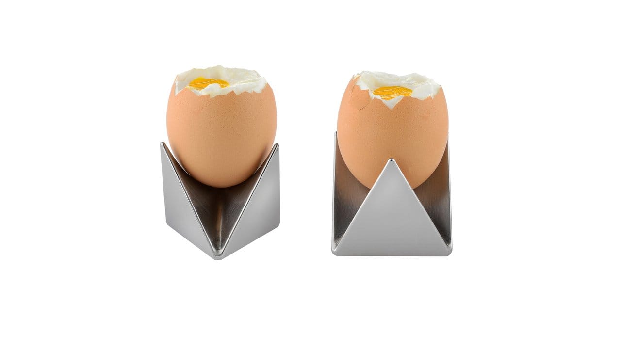 Roost heißen zwei kubische Eierbecher von Designer Adam Goodrum.