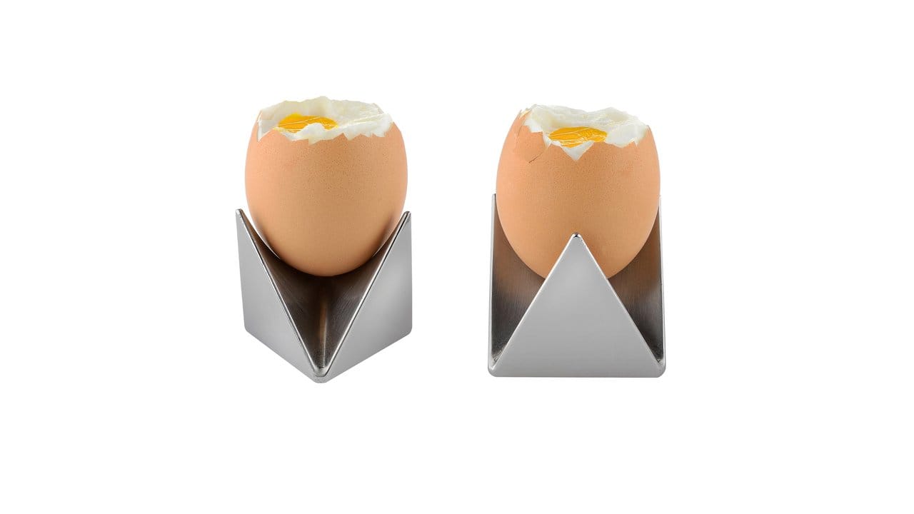 Roost heißen zwei kubische Eierbecher von Designer Adam Goodrum. Roost heißen zwei kubische Eierbecher von Designer Adam Goodrum.