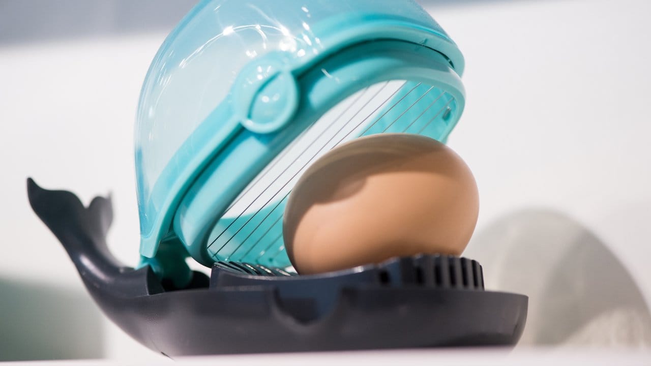 Beim Eierschneider Humphrey von Peleg Design wird das Ei in das Maul eines Wals gelegt.