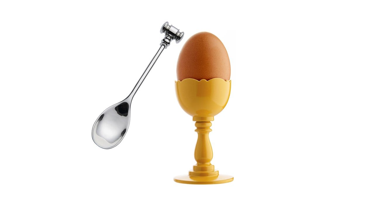 Am oberen Ende des Eierlöffels der Serie Dressed von Marcel Wanders von Alessi sitzt ein Hammer zum Öffnen der Schale.