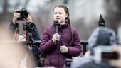 Greta Thunberg spricht bei der Abschlusskundgebung am Brandenburger Tor.