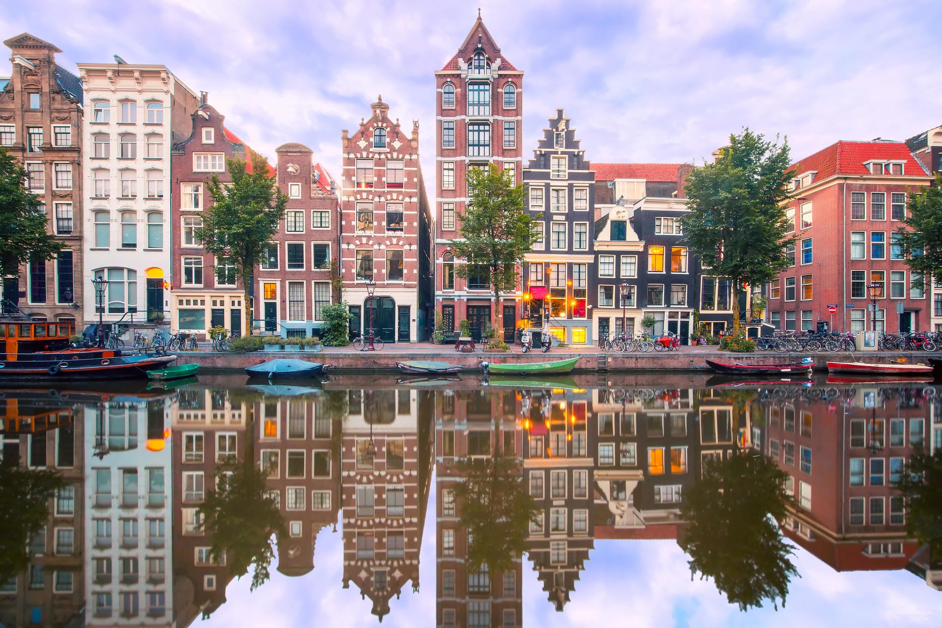 Amsterdam: Viele der Besucher besuchen die niederländische Hauptstadt Amsterdam nicht wegen der malerischen Grachten, sondern um ausgelassen Partys zu feiern.