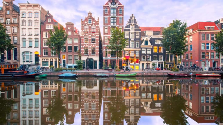 Amsterdam: Viele der Besucher besuchen die niederländische Hauptstadt Amsterdam nicht wegen der malerischen Grachten, sondern um ausgelassen Partys zu feiern.