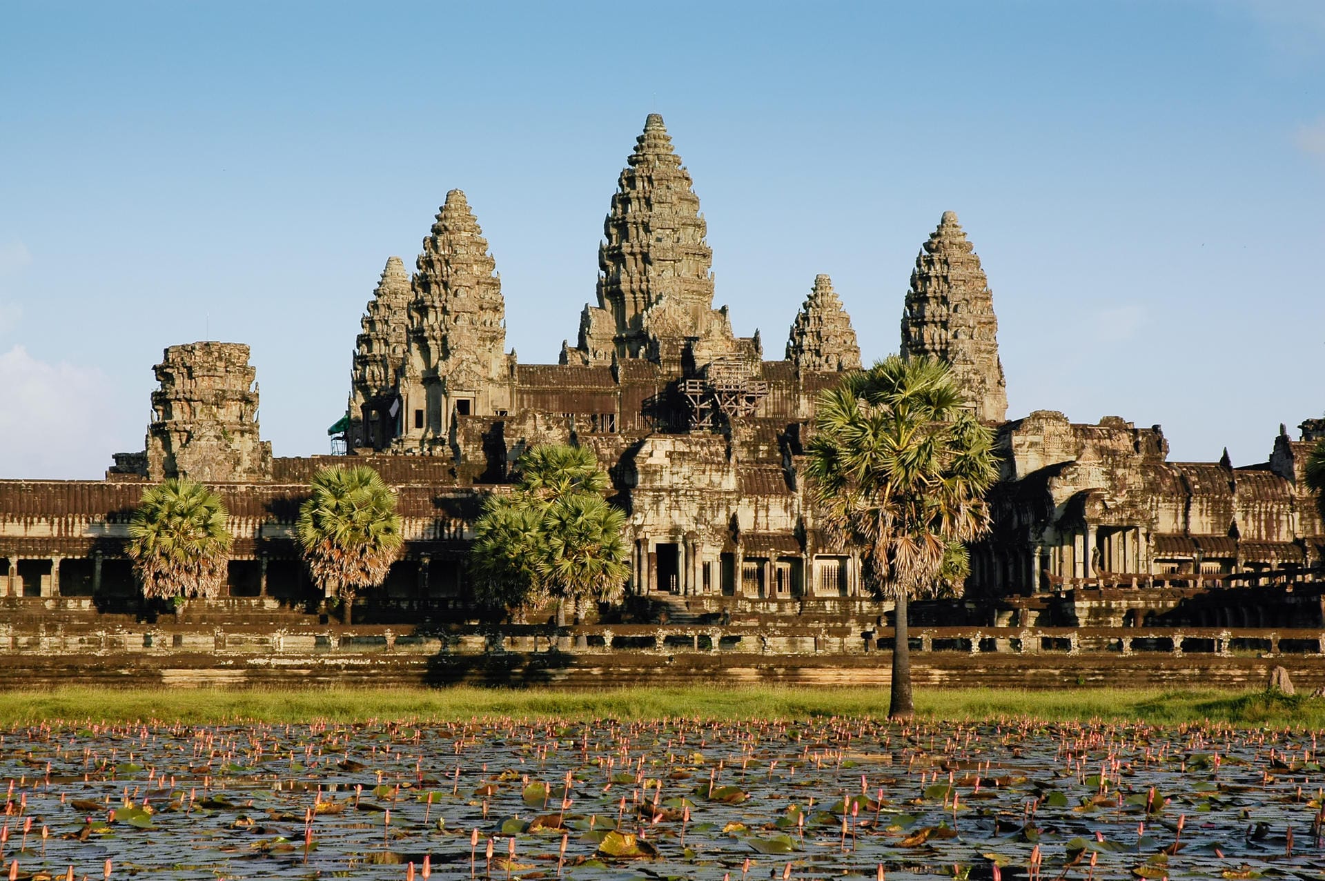 Angkor Wat: Aufgrund der Urbanisierung der Gegend rund um die Tempelanlage Angkor Wat geht der Grundwasserspiegel zurück. Es drohen Wasserknappheit und ein Absinken der historischen Bauwerke.