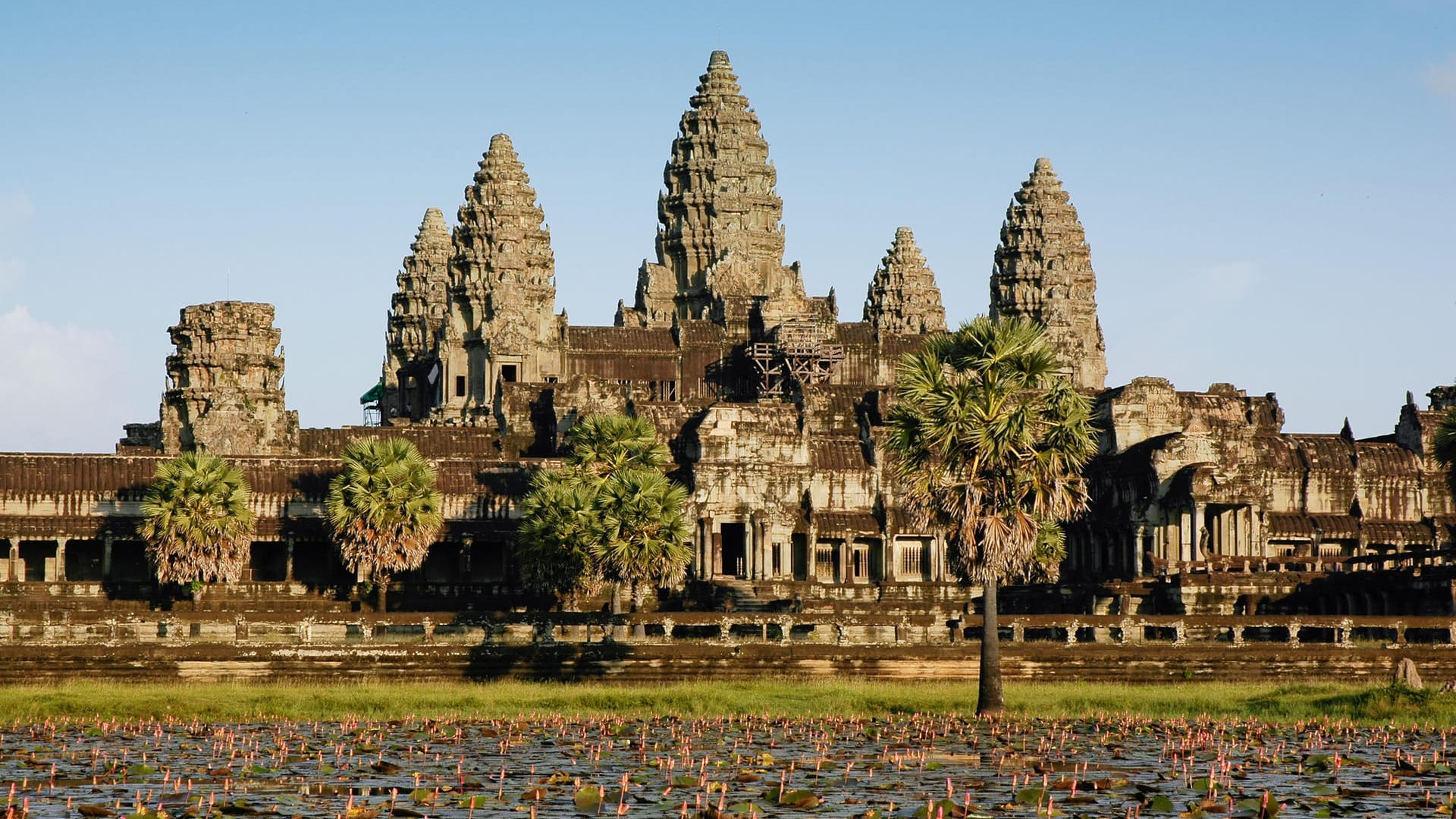 Angkor Wat: Aufgrund der Urbanisierung der Gegend rund um die Tempelanlage Angkor Wat geht der Grundwasserspiegel zurück. Es drohen Wasserknappheit und ein Absinken der historischen Bauwerke.