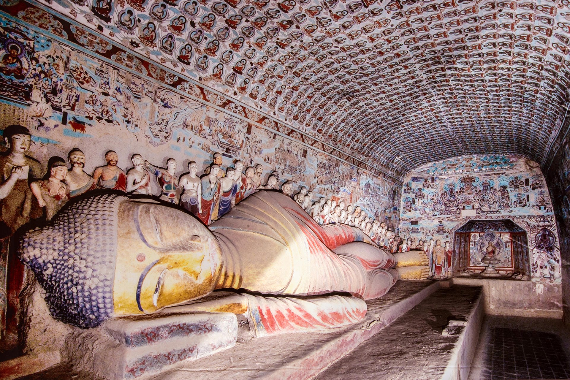 Mogao-Höhlen: Rund 2400 Kilometer westlich von Peking am Rand der Gobi Wüste befinden sich die Mogao-Höhlen, eine der wichtigsten Stätten des Buddhismus.