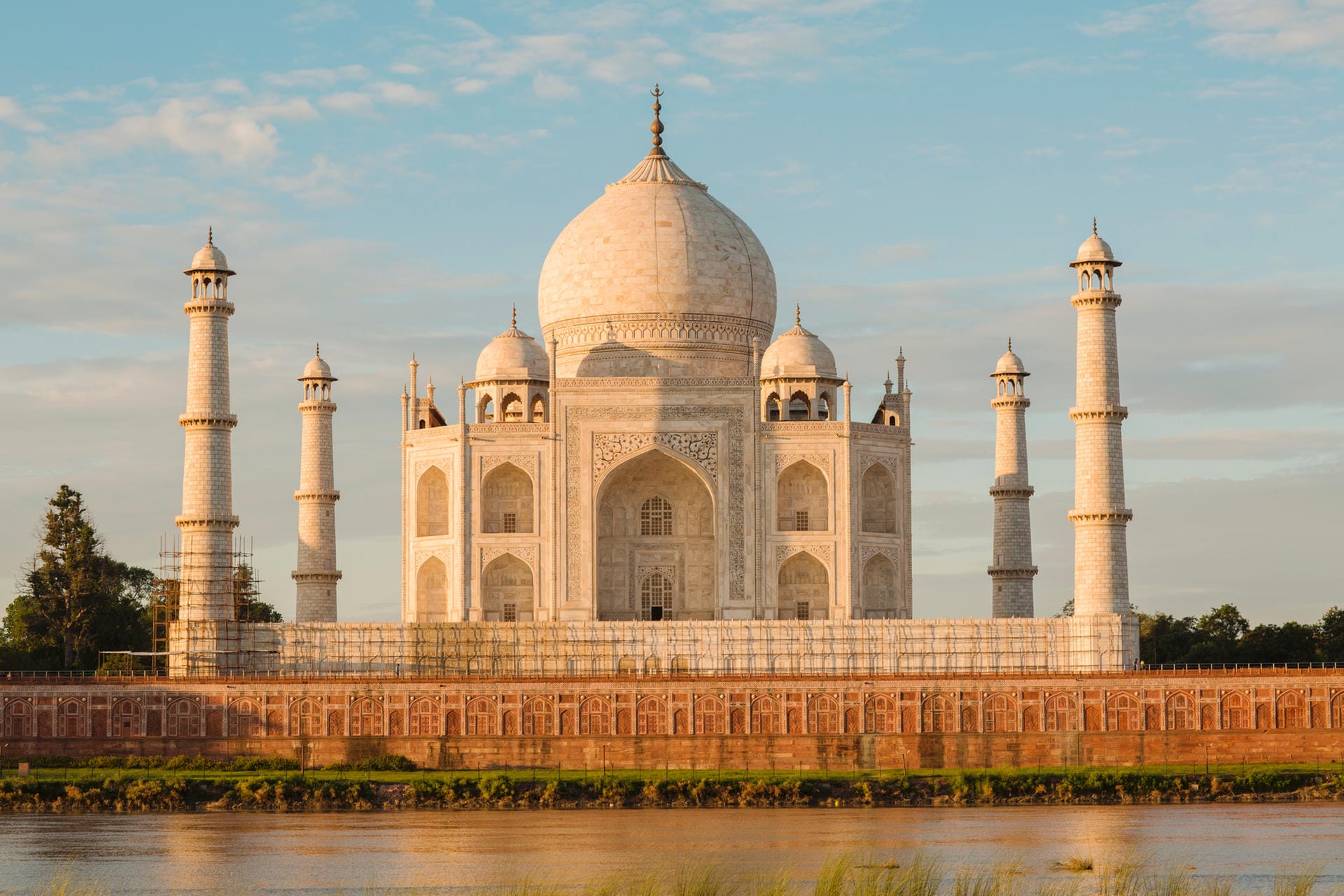 Taj Mahal: Um die Touristenströme unter Kontrolle zu bringen, wurden die Eintrittspreise des Taj Mahal erhöht und die Dauer des Besuches auf drei Stunden begrenzt.
