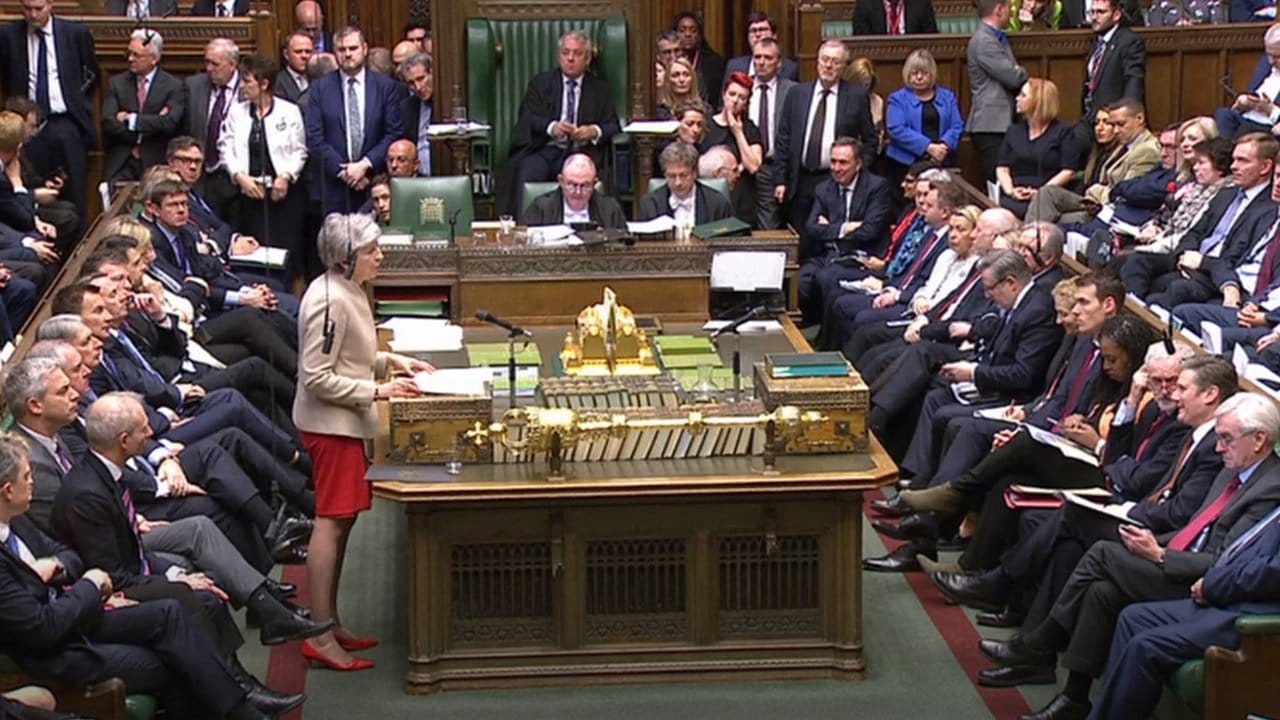 Theresa May spricht während der Brexit-Debatte im Unterhaus.