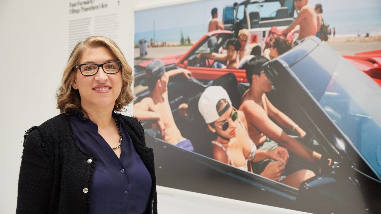 Die amerikanische Filmemacherin und Fotografin Lauren Greenfield vor ihrem Bild "Mijanou (18), die an der Beverly Hills High School zur Schülerin mit der besten Figur gewählt wurde, schwänzt die Schule, um am jährlichen Senior Beach Day, mit Freunden zum Strand zu gehen, Santa Monica, Kalifornien, 1993". Die amerikanische Filmemacherin und Fotografin Lauren Greenfield vor ihrem Bild "Mijanou (18), die an der Beverly Hills High School zur Schülerin mit der besten Figur gewählt wurde, schwänzt die Schule, um am jährlichen Senior Beach Day, mit Freunden zum Strand zu gehen, Santa Monica, Kalifornien, 1993".