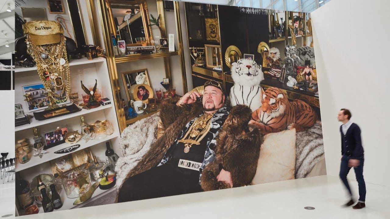 "Limo Bob in his office, Chicago, 2008". "Limo Bob in his office, Chicago, 2008".