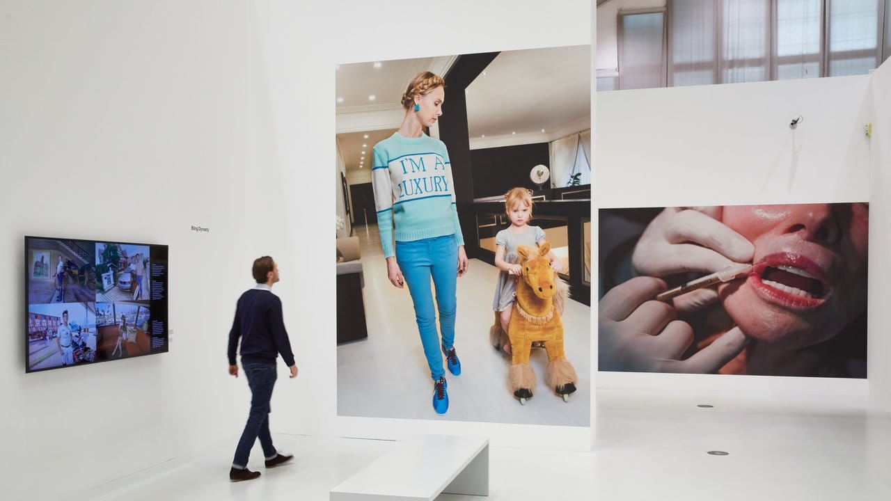 "Ilona at home with her daughter, Michelle, 4, Moscow, 2012" (M) und "Dermatologist Dr. "Ilona at home with her daughter, Michelle, 4, Moscow, 2012" (M) und "Dermatologist Dr.