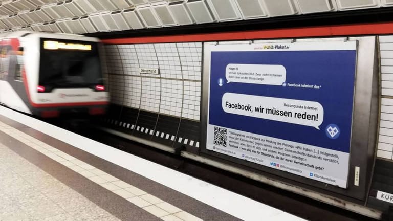 ... einer Anzeige in einer U-Bahnstation in Hamburg, wo Facebook seine Deutschland-Zentrale unterhält.
