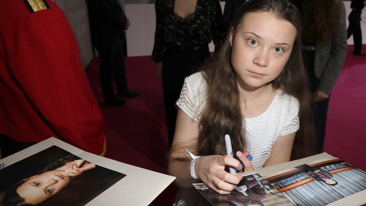 Die schwedische Umweltaktivistin Greta Thunberg gibt bei ihrer Ankunft zu der Verleihung der Goldenen Kamera den wartenden Fans Autogramme.