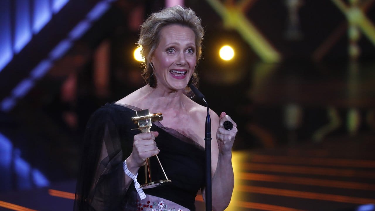 Sichtlich gerührt: Anna Schudt spricht nach der Verleihung des Preises als Beste Schauspielerin beim Film- und Fernsehpreis "Goldene Kamera".