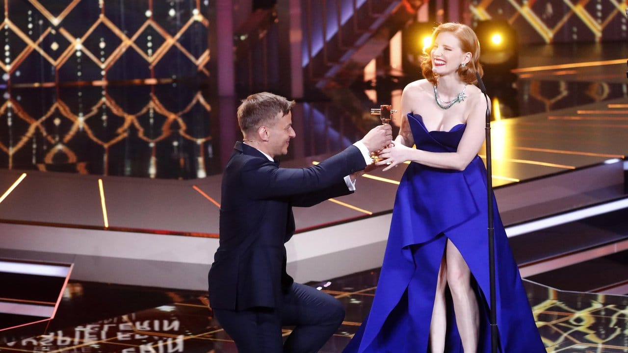 Ehrung und Verehrung: Tom Wlaschiha überreicht Jessica Chastain eine Goldene Kamera. Ehrung und Verehrung: Tom Wlaschiha überreicht Jessica Chastain eine Goldene Kamera.