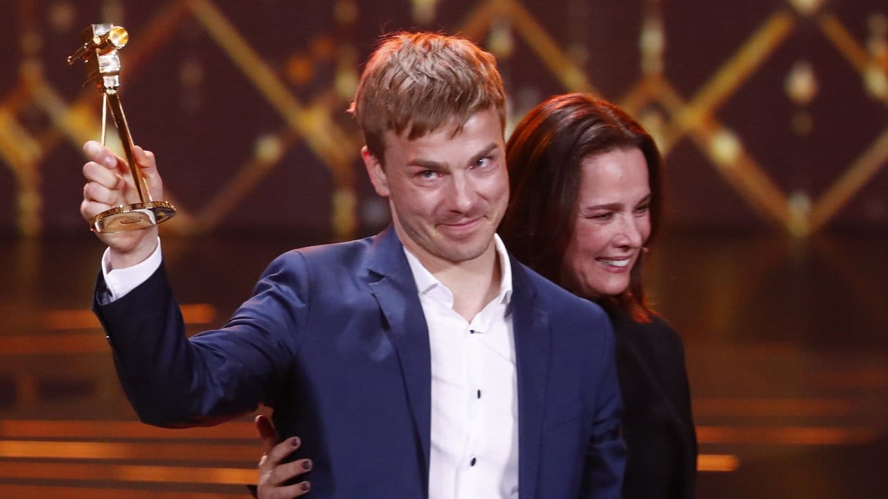 Albrecht Schuch spiele so leicht und durchlässig, sagte Désirée Nosbusch in ihrer Laudatio. Albrecht Schuch spiele so leicht und durchlässig, sagte Désirée Nosbusch in ihrer Laudatio.