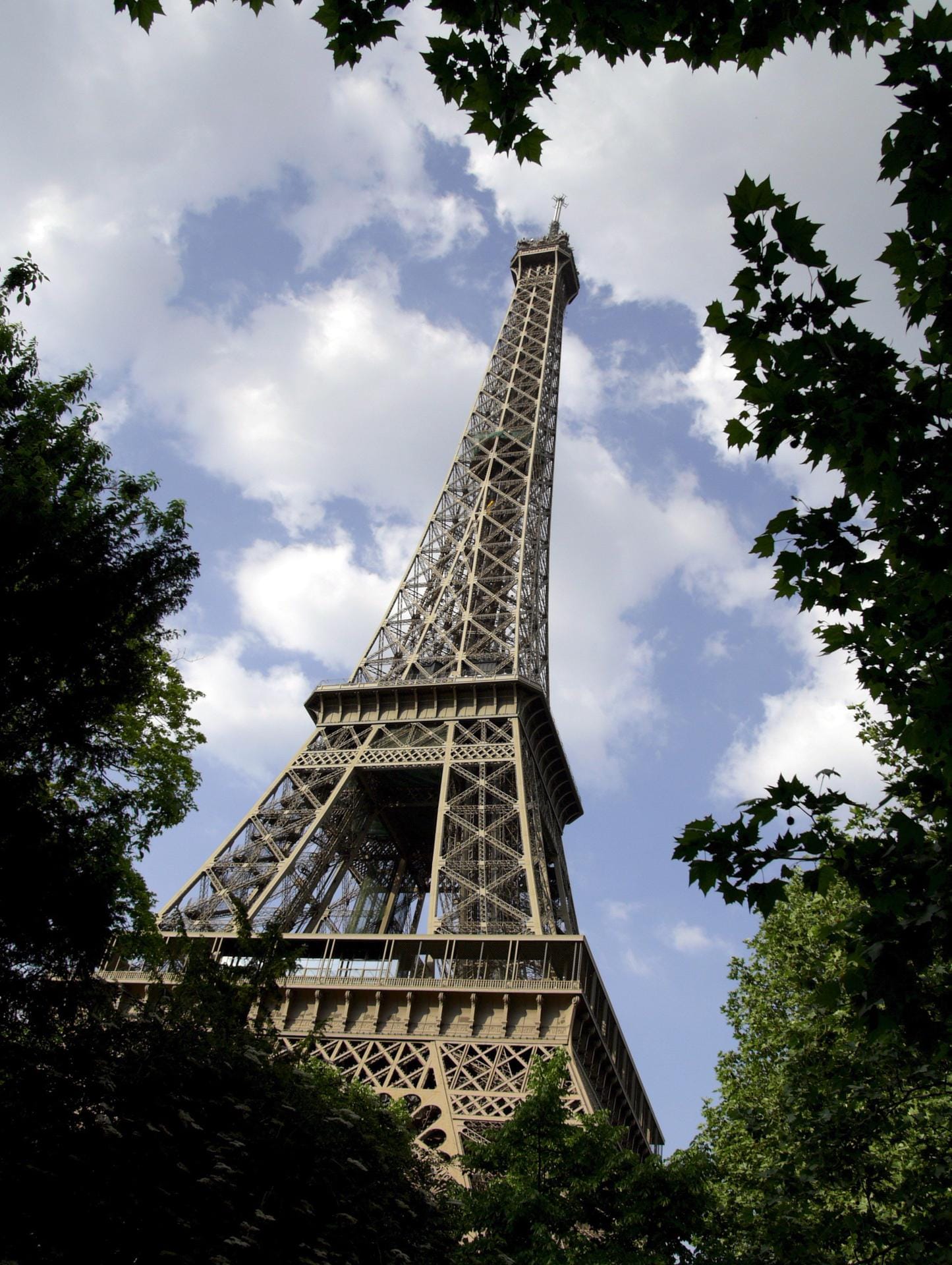 Der Eiffelturm in Paris: Mit der drahtlosen Telegrafie bekam der Eisenturm einen militärischen Nutzen. Zwischen 1898 und 1903 wurden zwischen dem Eiffelturm und einigen Militäranlagen in Paris mehrere Funkverbindungen geschaffen und 1906 ein Radiosender eingerichtet.
