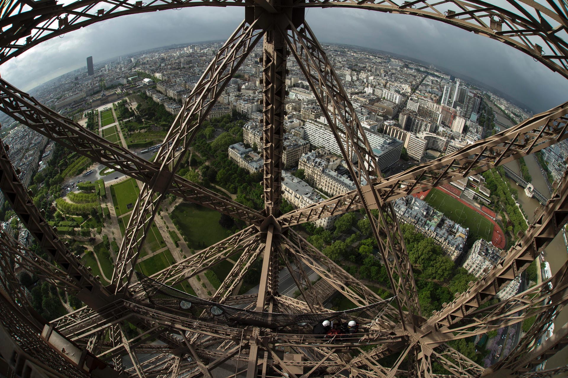 Techniker tauschen auf dem Eiffelturm Glühbirnen aus: Der Turm gilt als Meisterwerk der Ingenieurskunst. Ohne den Durchbruch der Telekommunikation wäre er aber womöglich abgerissen worden – so wie es nach Ablauf der 20-jährigen Konzession eigentlich geplant war.
